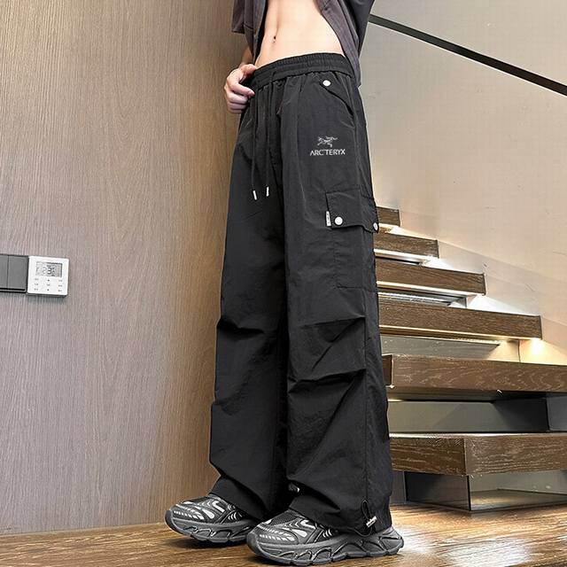 Arc'teryx Arc'teryx Paratrooper Pants are the same style for men and women. They
