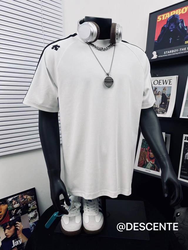 Descente high version 3D offset webbing casual short-sleeved T-shirt I have to r