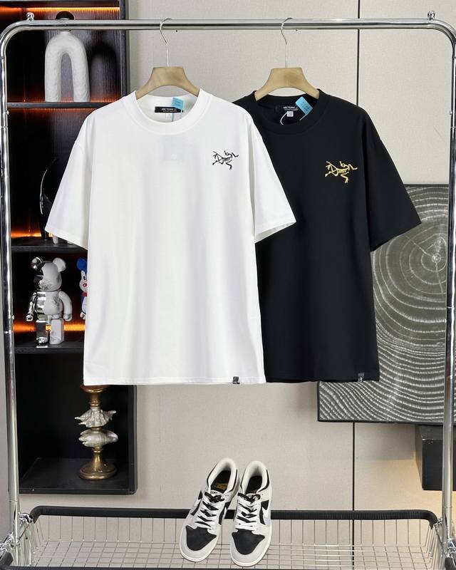 Arc'teryx 25Ss new summer model with a large logo printed on the back, a couple'