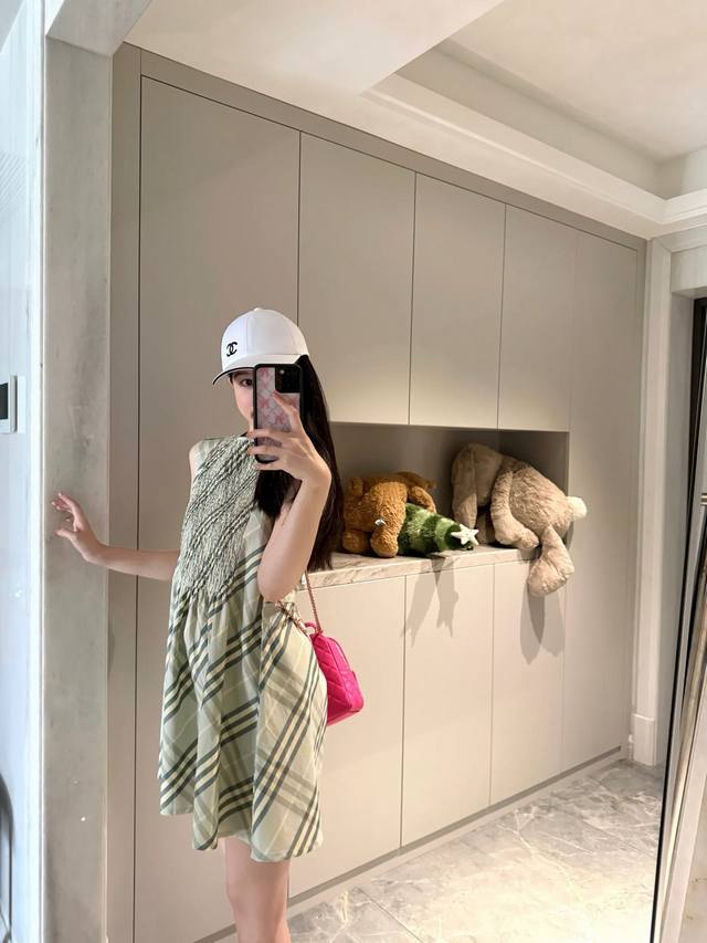 Burberry Bbr chest accordion green plaid dress Style number: 2567 6566 Color: mi