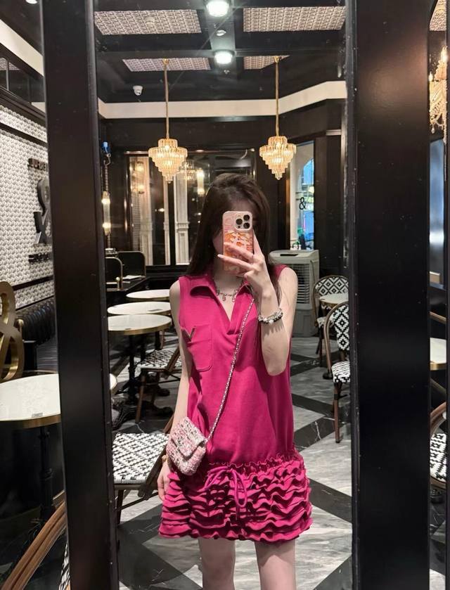 Valentino pocket V-neck sleeveless flower bud dress Style number: 2567 6556 Colo