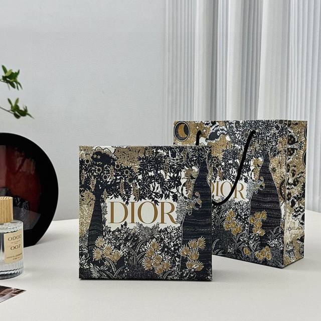 Dior boutique double-sided belt with gift box and handbag Spend a little money t