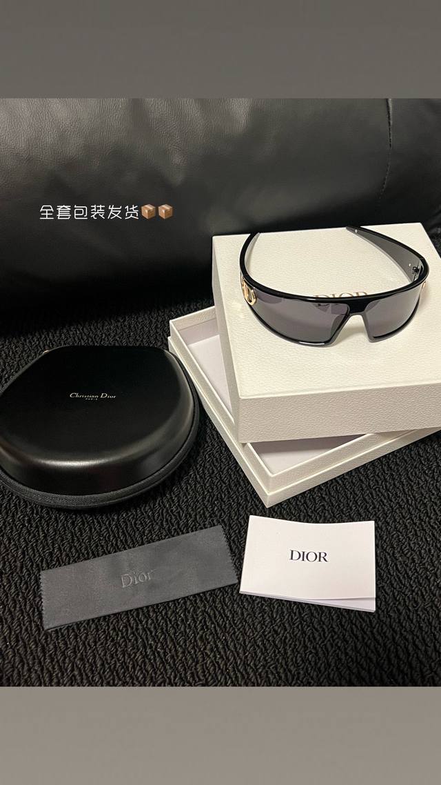 Dior's new headband comes with a full set of packaging Headband sunglasses So go