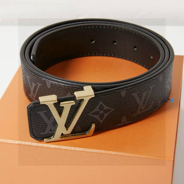 Men's gift ~ Counter synchronization, Louis Vuitton Lv black belt with gold buck