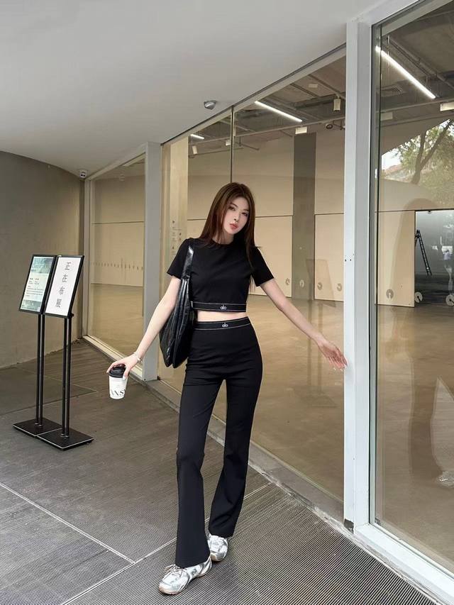 New arrival Alo 25Ss new suit. Highly recommended. Round neck short-sleeved top