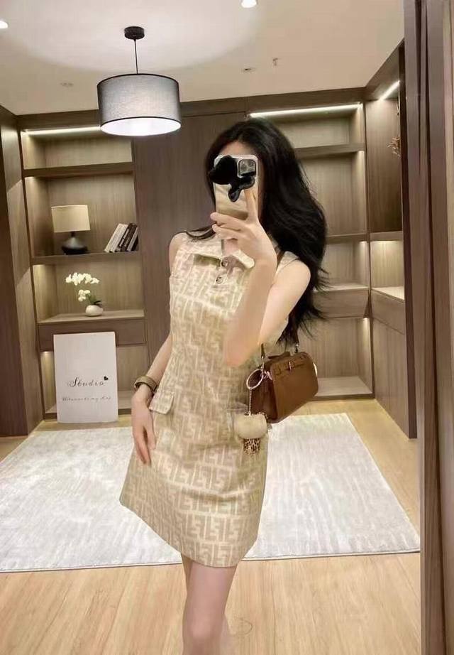 New arrival Fendi new Fendi milky denim dress Looks very stylish on the body, su