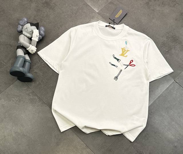 Fashion brand Louis Vuitton tool embroidery craft couple short-sleeved T-shirt!