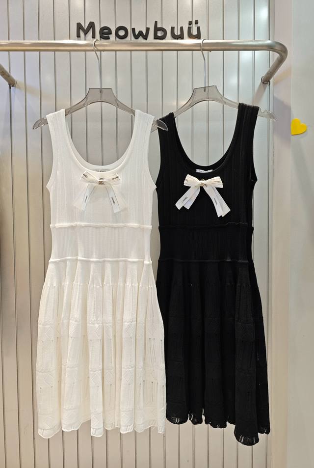 Chanel Chanel Double C Letter Bow Knitted Vest Dress Style No.: 25670106525 Colo