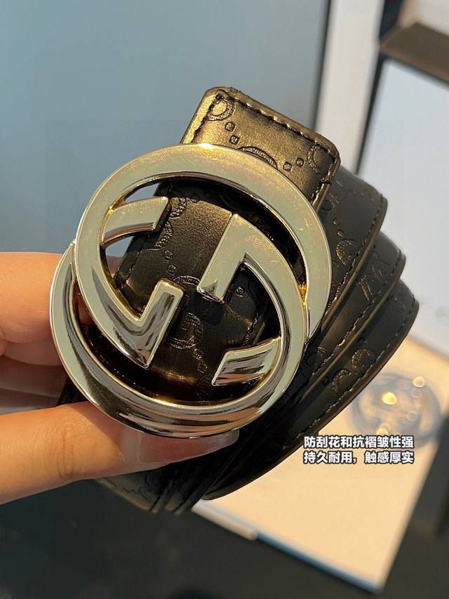 Gucci Double Buckle Belt This interlocking double G buckle belt is made of Gucci