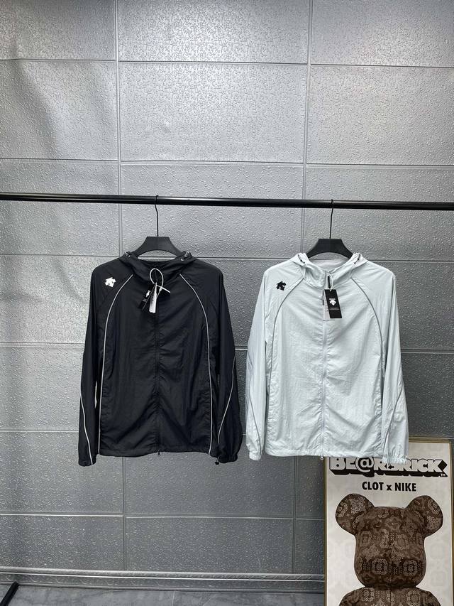 Descente lightweight breathable reflective hooded jacket Customized nylon small