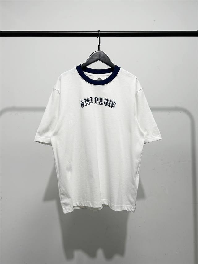 Ami Ami's short-sleeved T-shirt with a row of letters printed on the chest! The