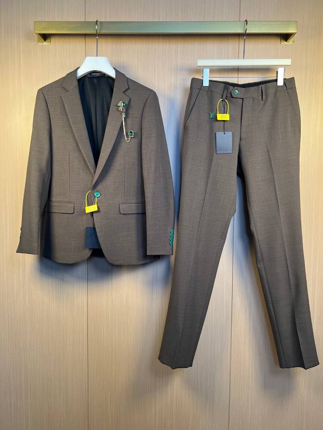 suit Lv Donkey's masterpiece of the new year. The pockets are customized with ha