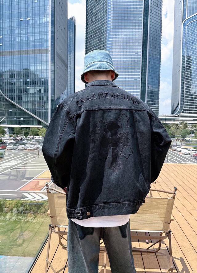 The Croco denim distressed washed jacket with a high order rate has three-dimens