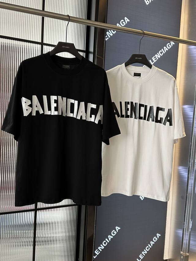 No color speculation Balenciaga's simple black and white color, the iconic "Bale