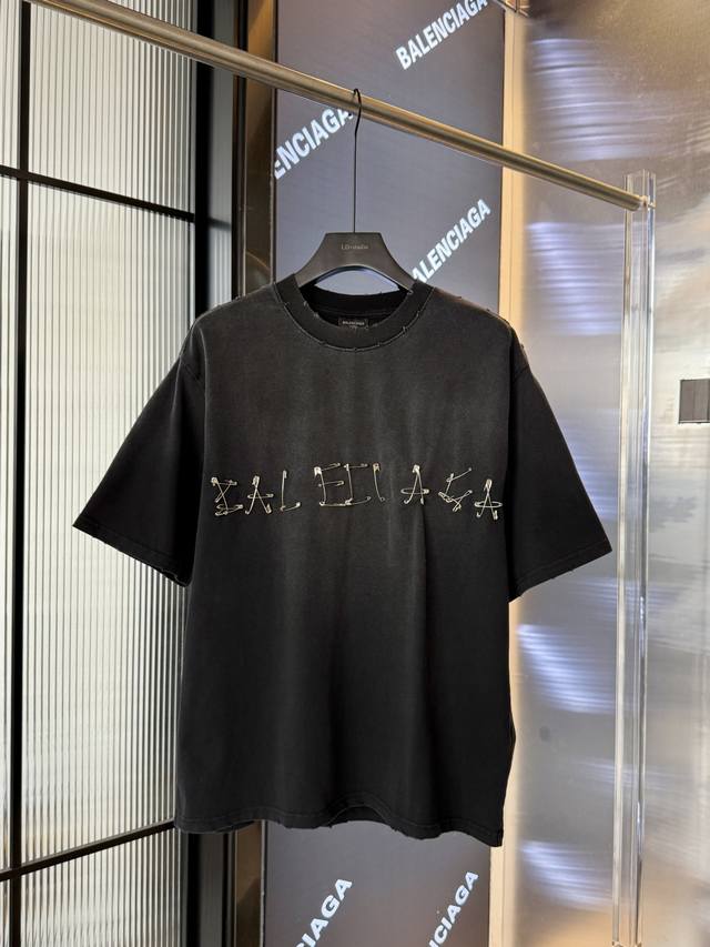 Balenciaga 2025Ss heavy-duty pin washing process. Pure handmade pin decoration s