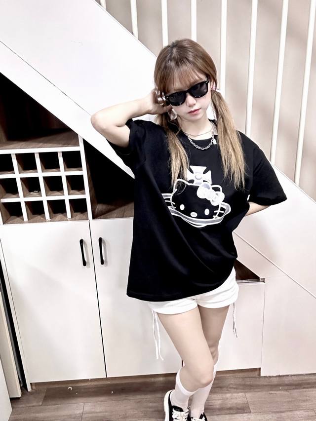 Vivi97# Exclusive model Vivienne West Wood and Sanrio co-branded Hello Kitty pri