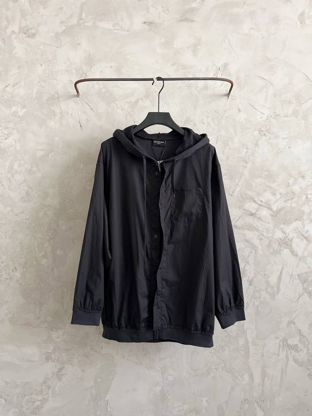 Balenciaga's new shirt jacket with stitching design is very good-looking and ver