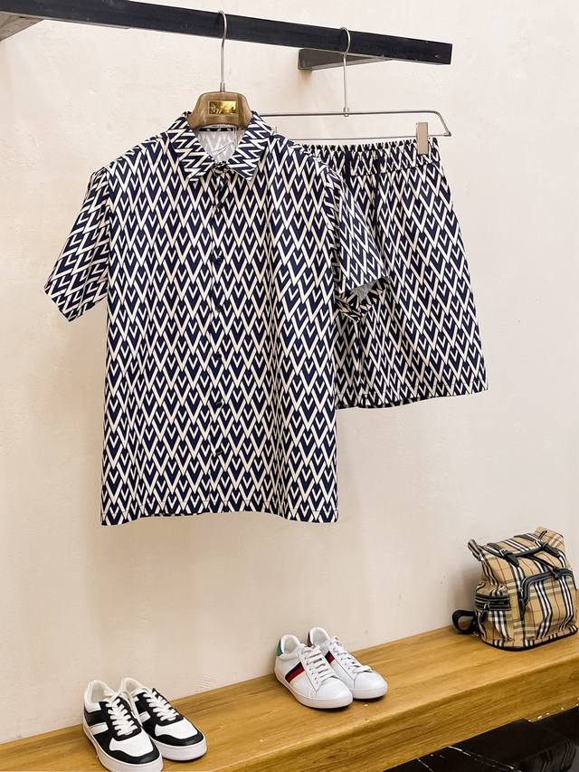 Special price for a set of 2025 summer new Valentino printed lapel short-sleeved