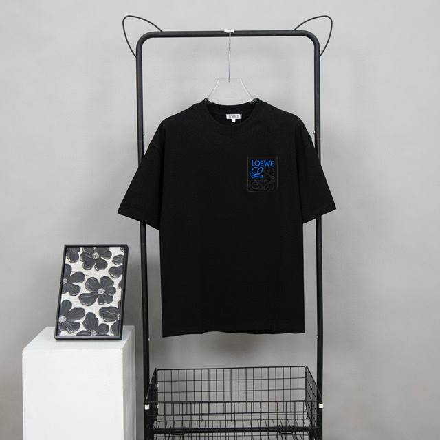 Top version Model number K493 Loewe 23 summer new series pocket 3D embroidered T