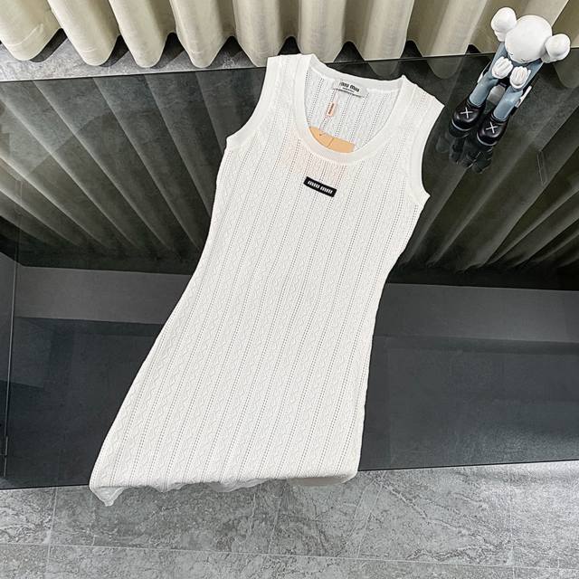 Miumiu2025 new summer sleeveless knitted slim dress Miumiu girl! The design of t