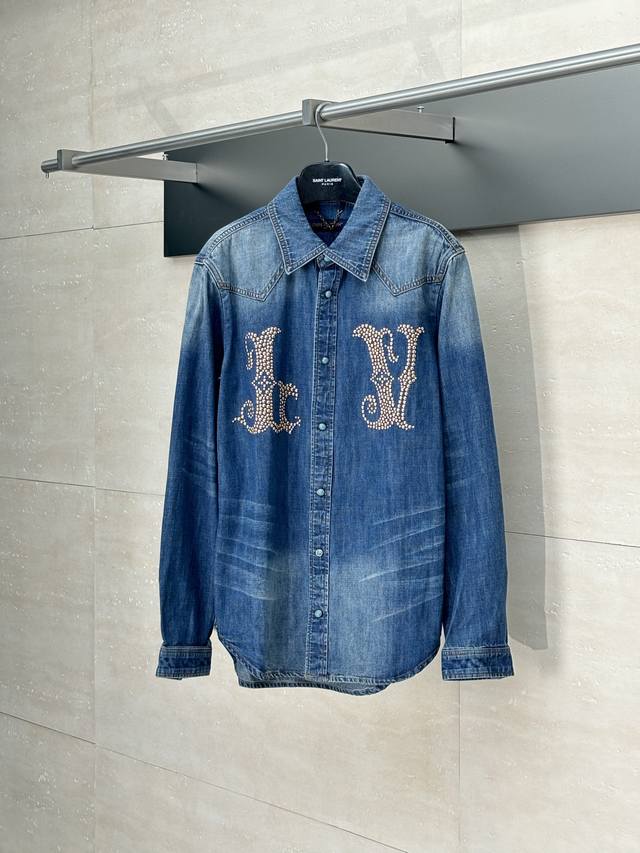 Lv* Louis 25 new long-sleeved lapel denim shirt The gorgeous Lv logo is construc