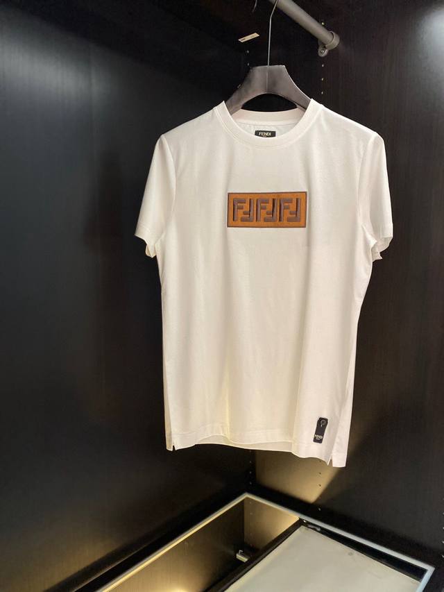 In stock, the latest series of Fd new double F embroidered short-sleeved T-shirt