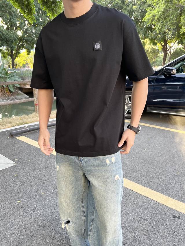 Stone Island classic T-shirt is awesome! Round neck solid color simple, generous