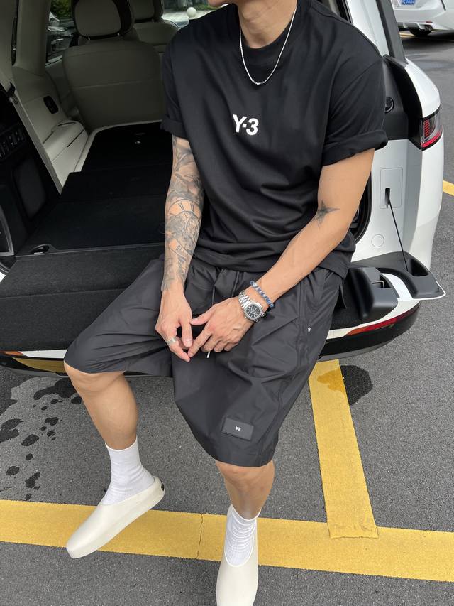 Y-3's summer T-shirts are really amazing! The rubberized logos on the front and