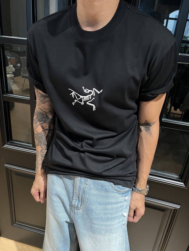 This Arc'teryx T-shirt is so cool! The three-dimensional offset printed logo on