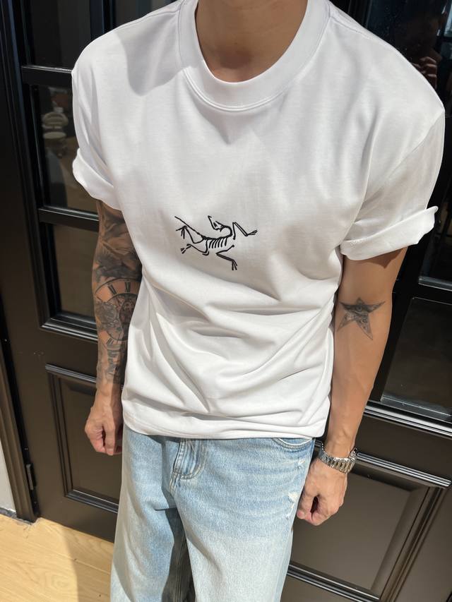 This Arc'teryx T-shirt is so cool! The three-dimensional offset printed logo on