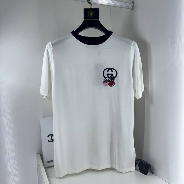 Gucci, new knitted round neck short-sleeved sweater. The workmanship details are