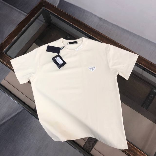 Prada 2025 new short-sleeved T-shirt! New design inspiration, very fashionable a