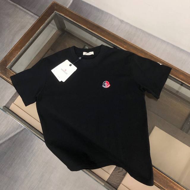 Moncler's latest couple short-sleeved T-shirt~ The fabric is comfortable and bre