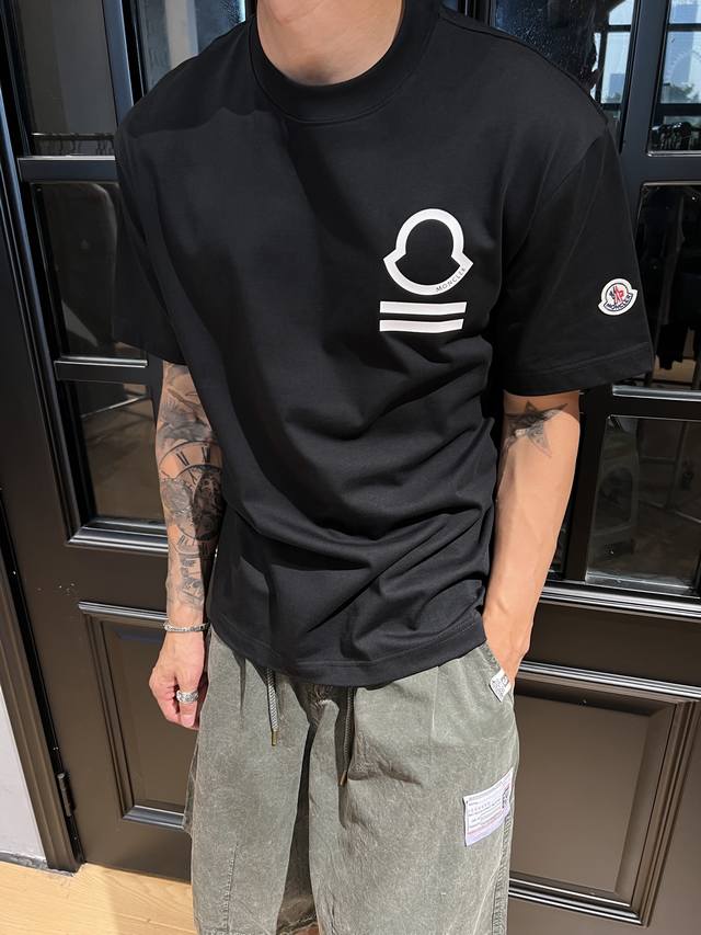 Moncler's summer T-shirts are really amazing! The printed logo on the chest is v