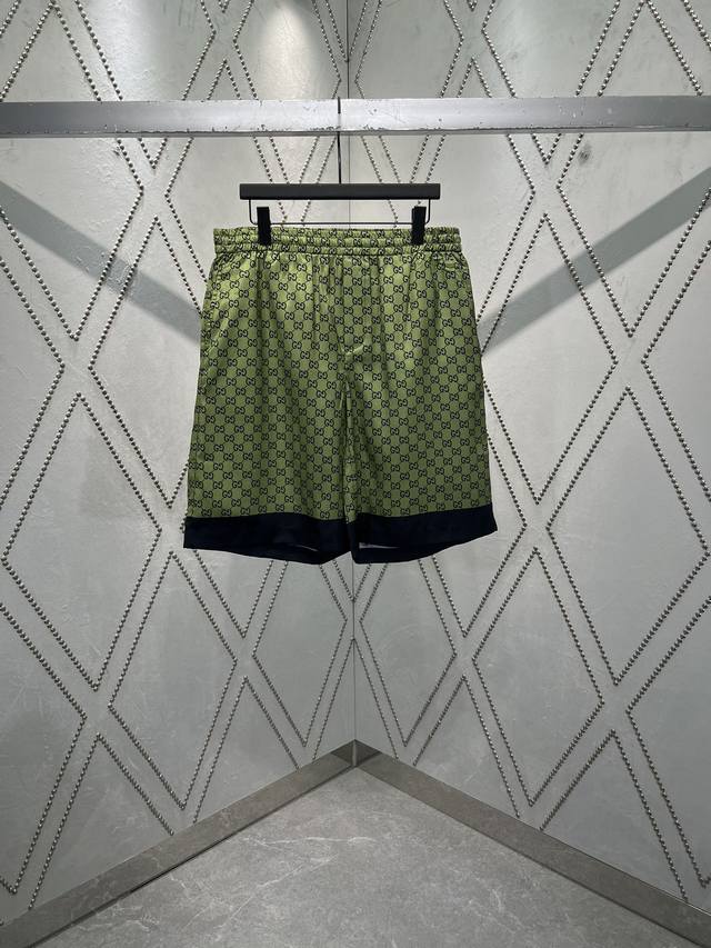 G's new 25Ss casual shorts are made of twill silk and are decorated with Gg prin