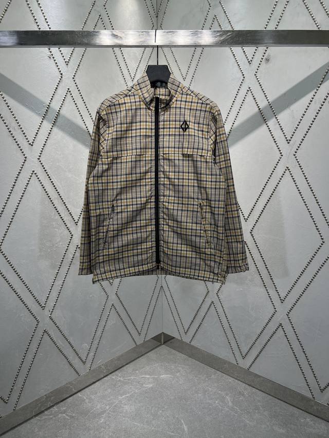 The new Dior 25Ss zip-up shirt reinterprets a classic design for a modern look.