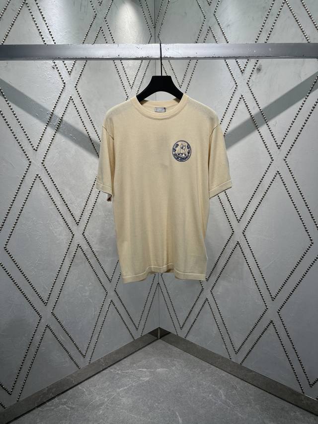The new Dior 25Ss knitted T-shirt features the logo from this season's Dior And