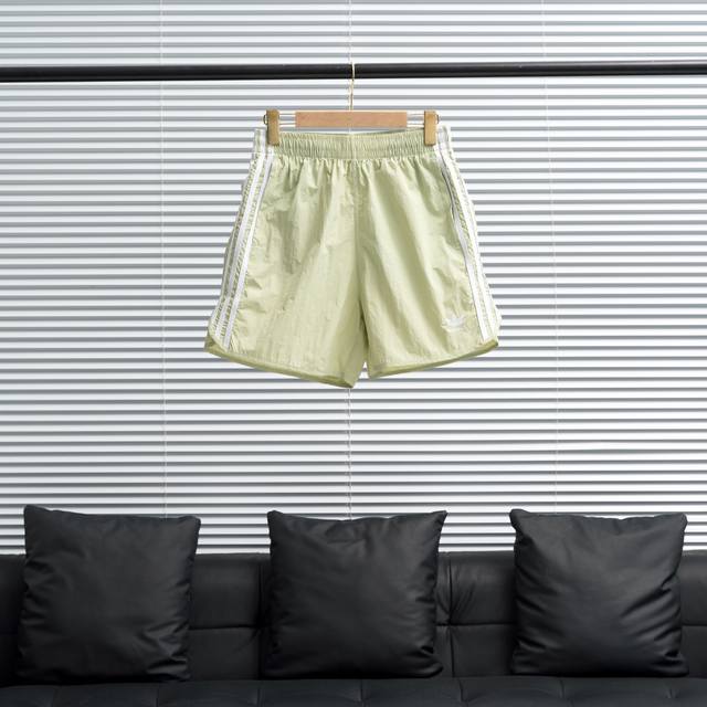 Factory P direct supply AdidasحClover 2069 three-stripe couple shorts Color: bla