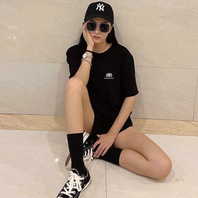 New arrival! Balenciaga's summer buttoned short-sleeved T-shirt, a classic that