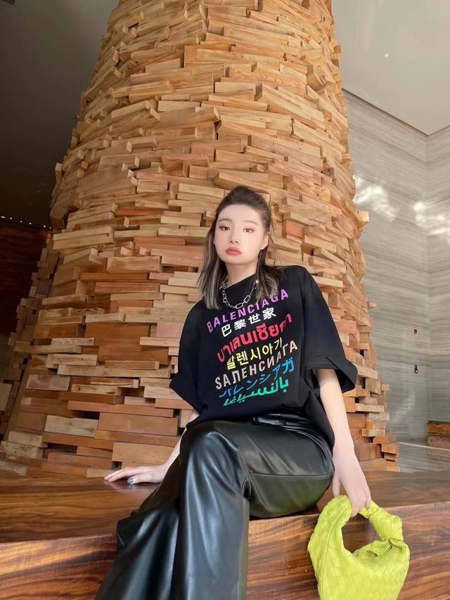 New arrival! Balenciaga's new short-sleeved T-shirt with letters in seven langua