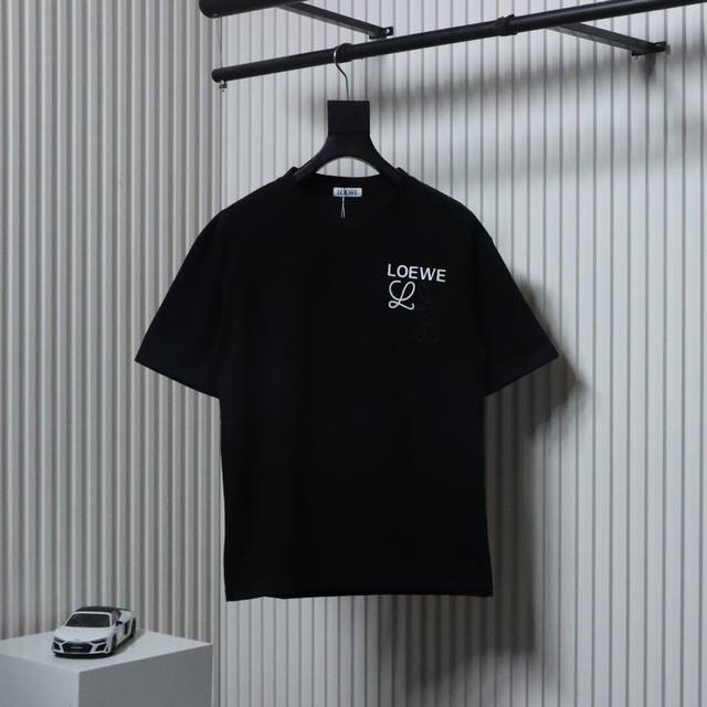 Loewe Silicone Contrast Color Four-Leaf Clover Short-Sleeved T-shirt is made of