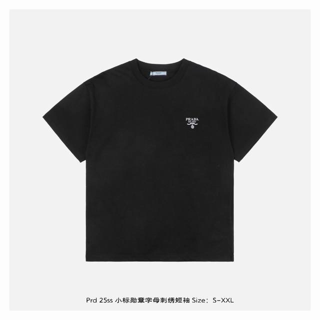 Prada 25Ss small badge letter embroidered short sleeves The fabric is made of 23