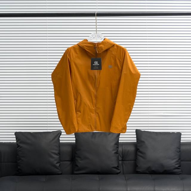 Kolon SportحSolid color sun protection clothing with small logo on the chest Thi