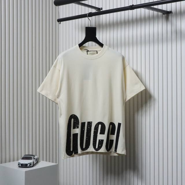 Gucci & Balenciaga Short-sleeved shirt with mottled letter print on the hem is f