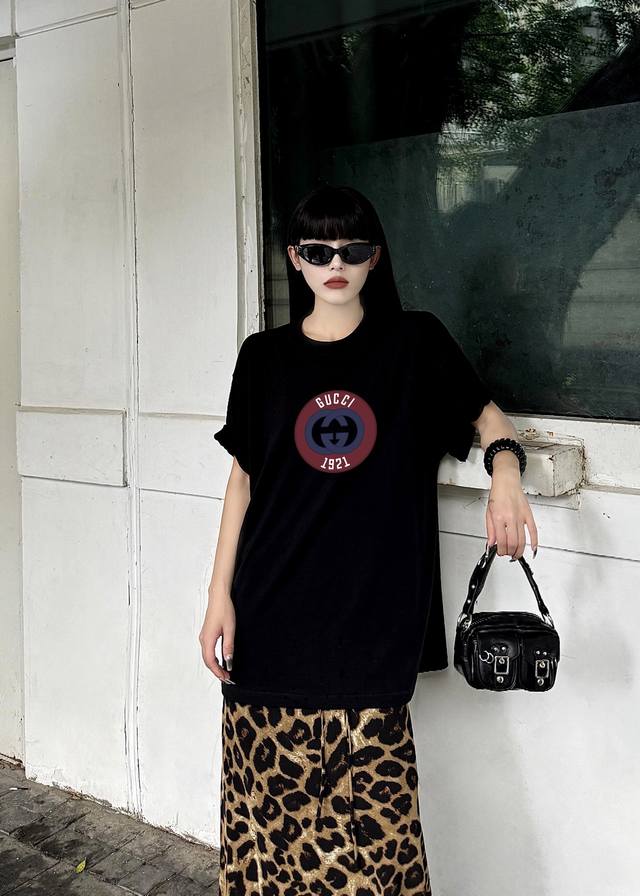New arrival! Gucci's new short-sleeved T-shirt for spring and summer, the cut an