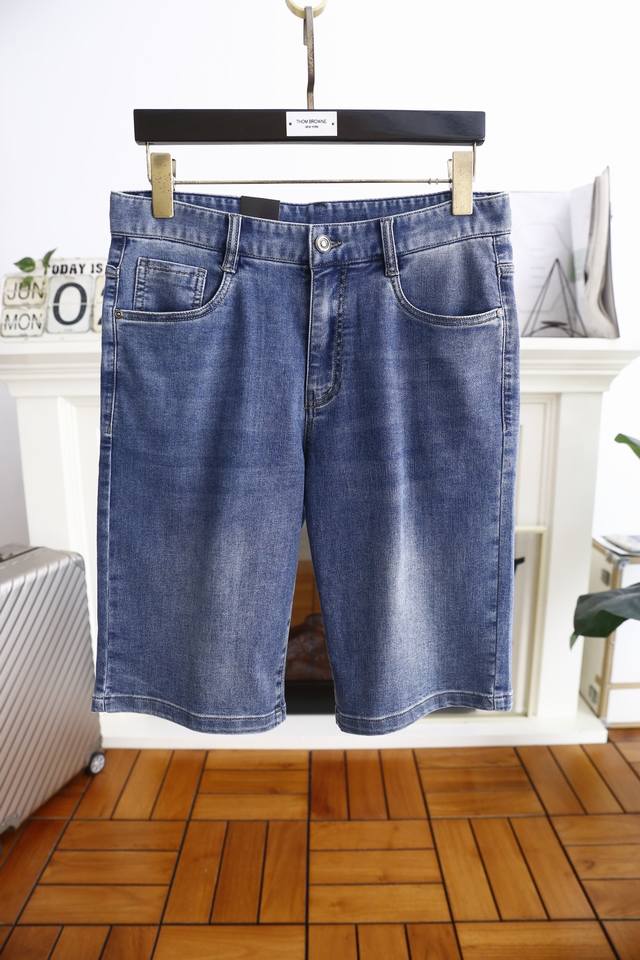 Bur*Erry. 2025 summer new men's denim shorts with perfect lining, fashionable cl