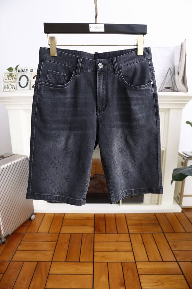 Valentino. 2025 new summer men's denim shorts with perfect lining, fashionable c