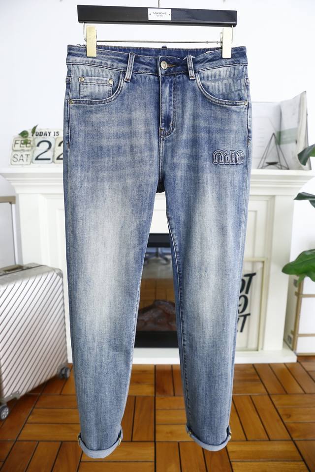 Miumiu. 25 Spring fashion men's classic stretch skinny jeans, launched simultane