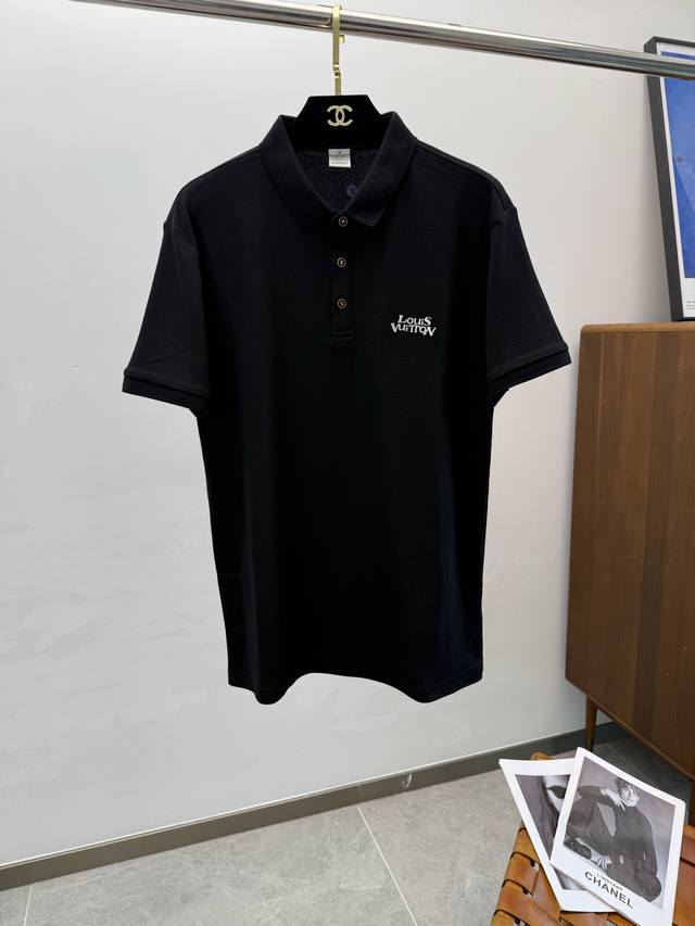 Lv25S Spring and Summer Men's Polo. The iconic logo on the chest makes it look v