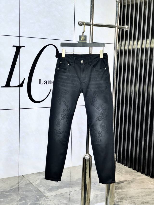 Versace. 2025 Spring/Summer high-end fashion, ultra-soft denim fabric, light-was